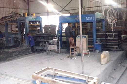 江西(xī)分宜8型砌(qì)塊成型機(jī)生産現場(chǎng)