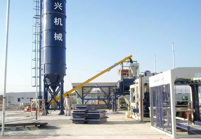 沙特(te)阿拉伯6型(xíng)砌塊成型(xíng)機客戶現(xiàn)場