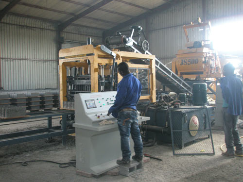 混凝(ning)土砌塊成型機要(yào)經常檢查哪些部(bù)位确保磚機正常(chang)使用