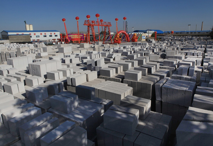 水泥(ni)磚機上成品磚(zhuān)的吹掃和養護(hu)裝置改良後可(kě)提高磚質量