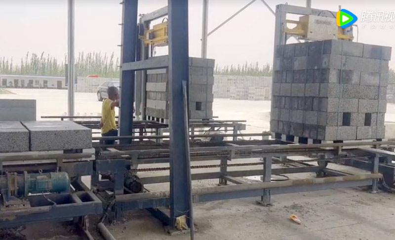 自保溫砌(qì)塊碼垛機