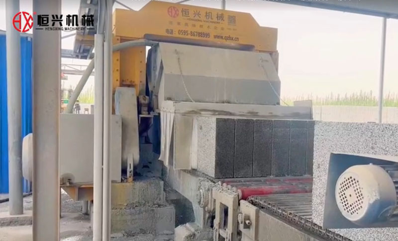 EPS聚苯顆粒(li)砌塊生産線(xiàn)新疆客戶現(xian)場