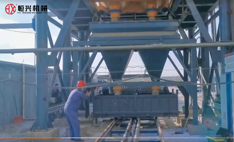 自保溫發(fā)泡磚生産線(xian)雙工位澆注(zhù)新疆客戶現(xiàn)場